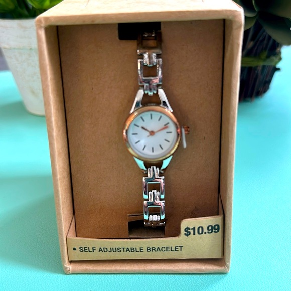Brand new Self Adjustable Bracelet Watch - Picture 1 of 4